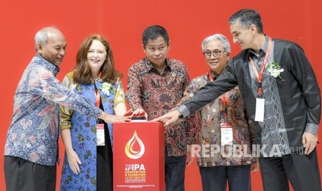 Menteri ESDM Ignasius Jonan (tengah) didampingi Kepala SKK Migas Dwi Soetjipto (kedua kanan), Vice President Indonesian Petroleum Association (IPA) Louise M McKenzie (kedua kiri), Bij Agarwal (kanan) dan Plt Dirjen MIgas Kementerian ESDM Joko Siswanto (kiri) membuka Konvensi dan Pameran IPA ke-43 Tahun 2019 di Jakarta, Rabu (4/9/2019). 