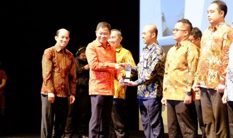 Menteri ESDM Ignatius Jonan didampingi Wakil Menteri ESDM Arcandra Tahar menyerahkan penghargaan Subroto Award 2019.