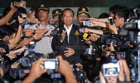 Minister of Energy and Mineral Resources Jero Wacik (center) leaves Indonesian Corruption Eradication Commision's office in Jakarta on Monday, after being questioned over SKK Migas corruption case. 