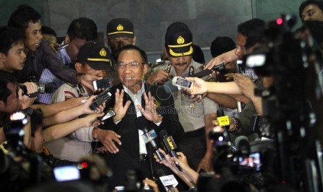 Menteri ESDM Jero Wacik memberikan keterangan pers usai diperiksa di Gedung Komisi Pemberantasan Korupsi, Jakarta Selatan, Senin (2/12).  (Republika/Adhi Wicaksono)