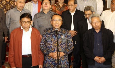 Menteri ESDM Jero Wacik memberikan pernyataan pers seputar penetapan dirinya sebagai tersangka oleh KPK, Jakarta, Rabu (3/9) malam.  (Republika/Yasin Habibi)