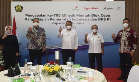 Menteri ESDM RI Arifin Tasrif (tengah) bersama Kepala SKK Migas Dwi Soetjipto (kedua kanan) Direktur Utama Pertamina Nicke Widyawati (kiri) dan Presiden ExxonMobil Cepu Limited Irtiza Sayyed (kedua kiri) berfoto bersama saat acara seremoni “Pengapalan ke-700 Minyak Mentah Blok Cepu Kargo Bagian Pemerintah Indonesia dan BKS PI kepada Pertamina” yang diselenggarakan di VIP Room, Bandara Juanda, Surabaya pada Rabu (9/6/2021).