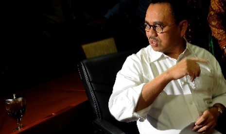 Menteri ESDM Sudirman Said berbincang dengan pewarta sebelum menyampaikan keterangan dalam sidang etik Mahkamah Kehormatan Dewan di komplek Parlemen Senayan, Jakarta, Rabu (2/12). 