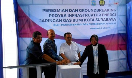 Menteri ESDM Sudirman Said, Dirut PGN Hendi Prio Santoso serta Walikota Surabaya Tri Rismaharini menekan tombol sirine pada Peresmian dan Groundbreaking Proyek Infrastruktur Energi Jaringan Gas Bumi Kota Surabaya di Rungkut, Surabaya, Senin (2/5). Foto: Ra