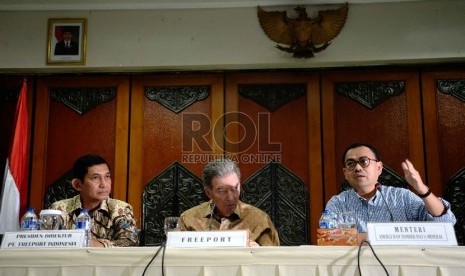 Menteri ESDM Sudirman Said (kanan), bersama Chairman Freeport McMoRan, James Robert Moffet (tengah), dan Presiden Direktur PT Freeport Indonesia Maroef Sjamsoeddin memberikan keterangan pers di Kementerian ESDM, Jakarta, Ahad (25/1). Pertemuan membahas pem