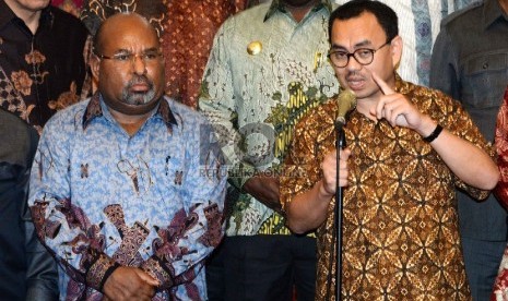 Menteri ESDM Sudirman Said (kanan), didampingi Gubernur Papua Lukas Enembe (kiri), bersama sejumlah deputa dan pejabat lainnya memberikan keterangan pers usai pertemuan di kantor ESDM, Jakarta, Jumat (6/2). (Republika/ Yasin Habibi)