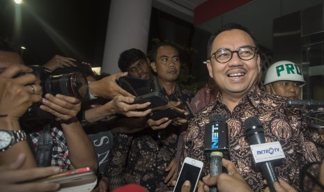 Menteri ESDM Sudirman Said (kanan) menjawab sejumlah pertanyaan wartawan sebelum memasuki Gedung Bundar di Kompleks Kejaksaan Agung, Jakarta, Selasa (8/12). 