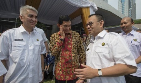 Menteri ESDM Sudirman Said (kedua kanan) didampingi Dirjen Migas I Gusti Nyoman Wiratmadja Puja (kanan) berbincang dengan Presiden Direktur PT Freeport Indonesia Maroef Sjamsoeddin (kedua kiri)