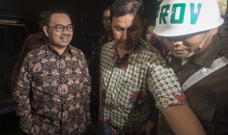 Menteri ESDM Sudirman Said (kiri) berjalan memasuki Gedung Bundar di Kompleks Kejaksaan Agung, Jakarta, Selasa (8/12). 