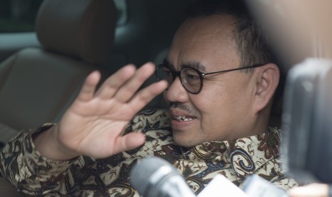 Menteri ESDM Sudirman Said melambaikan tangannya sembari bergegas meninggalkan Kompleks Istana Kepresidenan usai diterima Presiden Joko Widodo di Jakarta, Jumat (20/11). 