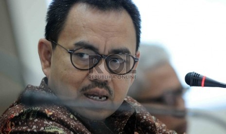 Menteri ESDM Sudirman Said memberikan keterangan pers terkait pembangunan kilang minyak di Gedung Ditjen Kelistrikan Kementerian ESDM, Jakarta, Jumat (27/11). 