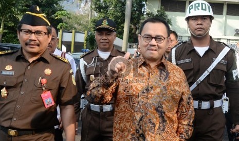 Menteri ESDM Sudirman Said memenuhi panggilan Jaksa Agung Muda Tindak Pidana Khusus (Jampidsus) di Kejaksaan Agung, Jakarta, Senin (7/12). (Republika/Yasin Habibi)