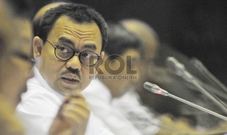   Menteri ESDM Sudirman Said mengikuti rapat kerja dengan Komisi VII di Kompleks Parlemen, Senayan, Jakarta, Selasa (1/12). (Republika/Rakhmawaty La'lang)