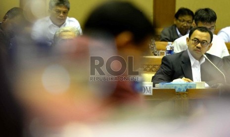 Menteri ESDM Sudirman Said mengikuti rapat kerja bersama Komisi VII DPR RI, Komplek Parlemen Senayan, Jakarta, Rabu (28/1).(Republika/ Wihdan)