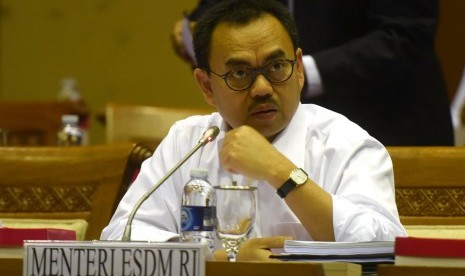 Menteri ESDM Sudirman Said mengikuti Rapat kerja dengan Komisi VII DPR di komplek Parlemen, Senayan, Jakarta, Selasa (1/12).