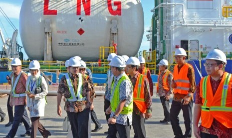 Menteri ESDM Sudirman Said meninjau Terminal LNG Benoa. 