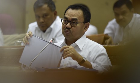 Menteri ESDM Sudirman Said menjawab pertanyaan anggota Komisi VII saat rapat kerja di Komplek Parlemen Senayan, Jakarta, Selasa (14/6). 