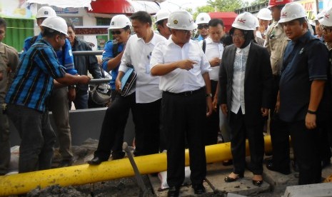 Menteri ESDM Sudirman Said, Walikota Tri Rismaharini dan Dirut PGN Hendi Prio Santoso menyaksikan pemasangan pipa pada Peresmian dan Groundbreaking Proyek Infrastruktur Energi Jaringan Gas Bumi Kota Surabaya di Rungkut, Surabaya, Senin (2/5)./Foto: Rachmat