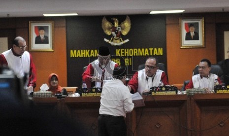 Menteri ESDM Sudirmn Said menyerahkan transkrip bukti rekaman kepada hakim MKD saat berlangsungnya sidang perkara Setya Novanto di Mahkamah Kehormatan Dewan (MKD), Kompleks Parlemen, Jakarta, Rabu (2/12).