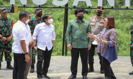 Menteri Hadi Temui Warga Urus Sertifikat Tanah di BPN