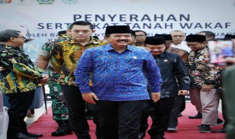 Menteri Hadi Tjahjanto saat penyerahan sertifkat wakaf milik Nahdlatul Ulama dan Muhammadiyah di Gresik.