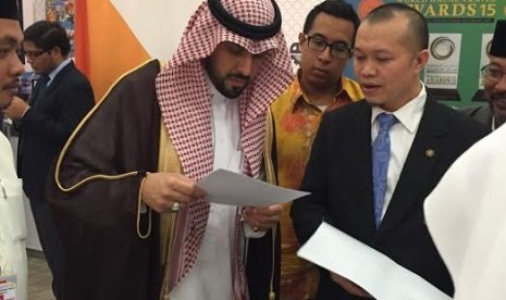 Menteri Haji Arab Saudi, Dr. Muhammad Saleh Benten (kiri).