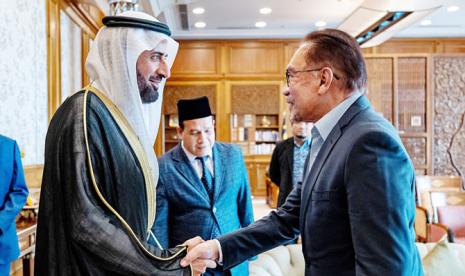 Menteri Haji dan Umrah Arab Saudi Tawfiq Al-Rabiah dan delegasi pendampingnya bertemu dengan Perdana Menteri Malaysia Anwar Ibrahim di Perdana Putra di Putrajaya, Selasa (28/2/2023). Menteri Haji Arab Saudi Bertemu PM Malaysia