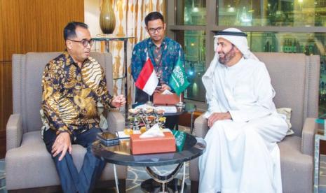 Menteri Haji dan Umroh Arab Saudi Tawfiq Al-Rabiah bertemu Menteri Perhubungan Indonesia Budi Karya Sumadi dan delegasi pendampingnya di Makkah, Ahad (18/12/2022). Menhub Bertemu Menteri Haji Arab Saudi Bahas Peningkatan Perjalanan Umroh