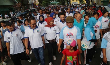 Menteri Hanif jalan bareng dengan para buruh. 