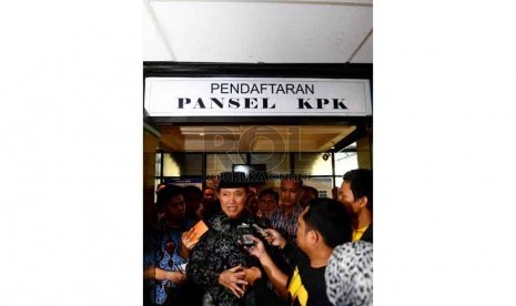 Menteri Hukum dan Hak Asasi Manusia Amir Syamsuddin menjawab pertanyaan wartawan usai meninjau ruang pendaftaran calon pimpinan KPK di gedung Kementerian Hukum dan HAM, Jakarta, Jumat (22/8). (Republika/ Wihdan)