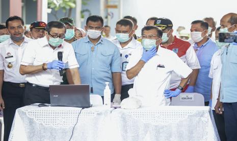 Menteri Hukum dan Hak Asasi Manusia Yasonna Laoly (kedua kiri) berbincang dengan Ketua PMI Jusuf Kalla (kedua kanan) sebelum penyemprotan cairan disinfektan di Lembaga Pemasyarakatan Kelas 1 Cipinang, Jakarta, Jumat (20/3/2020).(Antara/GALIH PRADIPTA)