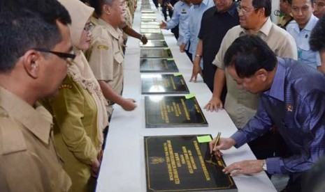   Menteri Hukum dan HAM Amin Syamsudin (kanan) didampingi Gubernur Jabar Ahmad Heryawan (kedua kanan) saat 'Peresmian Desa/Kelurahan Sadar Hukum dan Forum Pelajar Sadar Hukum' di  Gedung Sate, Bandung, Selasa (24/9).   