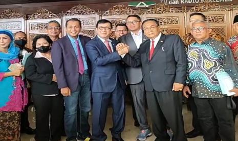 Menteri Hukum dan HAM (Menkumham) Yasonna H Laoly dan Ketua Komisi III DPR Bambang Wuryanto usai pengesahan RKUHP menjadi undang-undang, di Gedung Nusantara II, Kompleks Parlemen, Jakarta, Selasa (6/12).