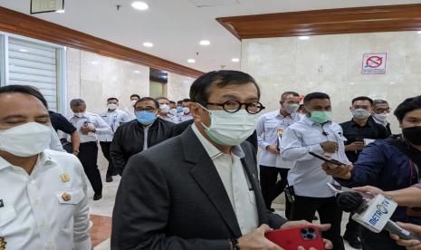 Menteri Hukum dan HAM (Menkumham) Yasonna H Laoly menjawab rencana ratifikasi perjanjian Indonesia-Singapura usai rapat kerja dengan Komisi III DPR di Gedung Nusantara III, Kompleks Parlemen, Jakarta, Rabu (2/2).