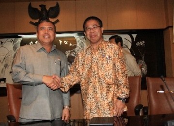 Menteri Hukum dan HAM Patrialis Akbar (kiri) dan Kepala Badan Narkotika Nasional Komisaris Jenderal Polisi Gories Mere (kanan).