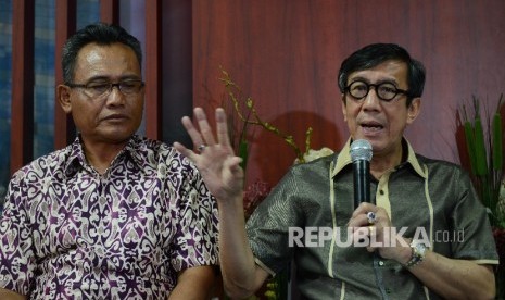 Menteri Hukum dan HAM Yasona Laoly (kanan) memberikan keterangan kepada media terkait kerusuhan di Lapas Banceuy, Bandung, Jawa Barat saat menggelar konferensi pers yang diadakan di Gedung Dirjen Imigrasi Kemenkumham, Jakarta, Ahad (24/4). (Republika/Raisa