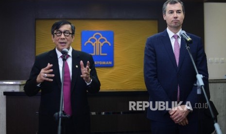 Menteri Hukum dan HAM Yasona Laoly (kiri) bersama Menteri Kehakiman Australia Michael Keenan (kanan) memberikan keterangan kepada awak media usai melakukan pertemuan di Gedung Kementerian Hukum dan HAM, Jakarta, Selasa (9/8).