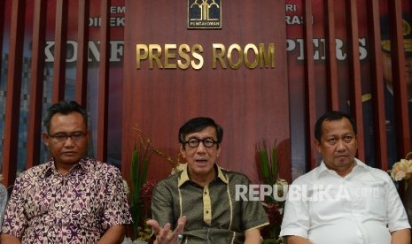 Menteri Hukum dan HAM Yasona Laoly (tengah) memberikan keterangan kepada media terkait kerusuhan di Lapas Banceuy, Bandung, Jawa Barat saat menggelar konferensi pers yang diadakan di Gedung Dirjen Imigrasi Kemenkumham, Jakarta, Ahad (24/4). (Republika/Rais