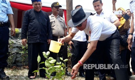 Menteri Hukum dan HAM, Yasonna H Laoly bersama Wakil Gubernur Banten, Andika Hazrumy meletakan batu pertama pembangunan Komplek Permukiman Permasyarakatan di Desa Ciangir, Legok, Kab Tangerang, Rabu (11/10).