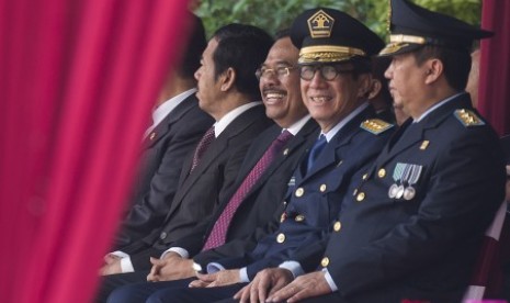 Menteri Hukum dan HAM Yasonna H. Laoly (kedua kanan) bersama Sekjen Kemenkumham Bambang Rantam Sariwanto (kanan) dan Jaksa Agung Prasetyo (ketiga kiri) menghadiri upacara peringatan Hari Dharma Karyadhika 2015 di halaman Gedung Kemenkumham, Jakarta, Jumat 