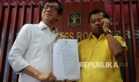 Menteri Hukum dan HAM Yasonna H. Laoly (kiri) bersama Sekjen Partai Golkar Idrus Marham (kanan) menunjukan surat keputusan Partai Golkar saat menggelar konferensi pers di Gedung Imigrasi, Jakarta, Rabu (26/4). (Republika /Raisan Al Farisi)