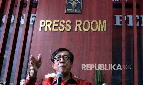 Menteri Hukum dan HAM Yasonna H Laoly memberikan keterangan perspengesahan SK kepengurusan Golkar hasil Munas Riau 2019 di gedung Kemnkumham, Jakarta, Kamis (28/1).