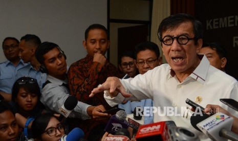 Menteri Hukum dan Ham Yasonna H. Laoly memberikan keterangan kepada media usai melakukan teleconference di Gedung Imigrasi kemenkumham, Jakarta, Selasa (26/4).(Republika / Raisan Al Farisi)