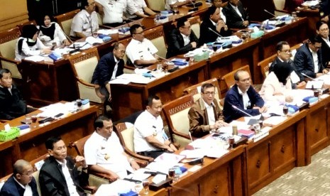 Menteri Hukum dan HAM Yasonna H Laoly menghadiri rapat kerja di ruang rapat Komisi III, Kompleks Parlemen, Jakarta, Senin (24/2).