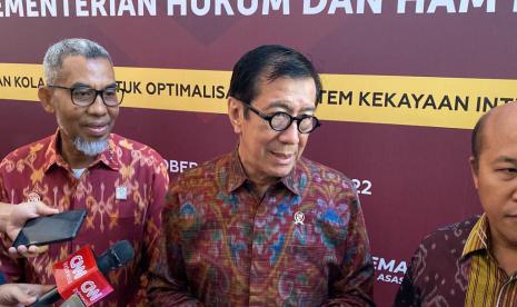 Menteri Hukum dan HAM Yasonna H. Laoly (tengah). Menkumham meminta revisi UU IKN harus secepatnya diselesaikan.