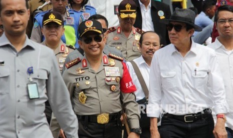 Menteri Hukum dan HAM Yasonna Laoly bersama Kapolri Jenderal Tito Karnavian, Deputi Pemberantasan Narkoba Inspektur Jenderal Arman Depari beserta jajarannya meninjau lembaga permasyarakatan (lapas) high risk di Pulau Nusakambangan, Jumat (22/12). 