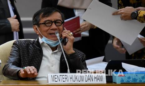 Menteri Hukum dan HAM Yasonna Laoly bersiap mengikuti rapat kerja Komisi I dan Komisi III DPR di Ruang Rapat Pansus B, Kompleks Parlemen Senayan, Jakarta, Kamis (2/7/2020). Raker gabungan tersebut untuk meminta penjelasan kepada pemerintah mengenai RUU tentang Pengesahan Perjanjian Bantuan Hukum Timbal Balik dalam Masalah Pidana dan Konfederasi Swiss. 