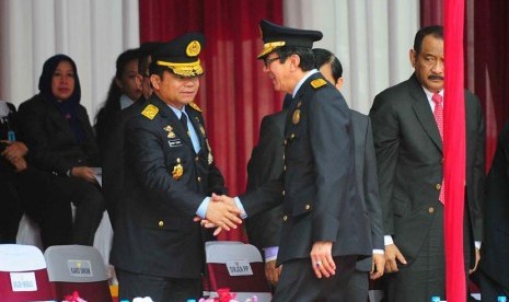 Menteri Hukum dan HAM Yasonna Laoly (kanan) menyalami Dirjen Imigrasi Ronny F Sompie pada acara peringatan Hari Bhakti Imigrasi ke-66 di Jakarta, Selasa (26/1).