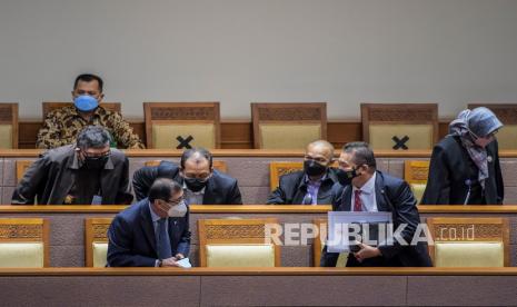 Menteri Hukum dan HAM Yasonna Laoly (kiri) bersama Jaksa Agung ST. Burhanuddin (kanan) hadir saat rapat paripurna DPR Ke-10 masa Persidangan II Tahun Sidang 2021-2022 di Kompleks Parlemen, Senayan, Jakarta, Selasa (7/12/2021). Dalam rapat tersebut DPR menyetujui Rancangan Undang-Undang tentang perubahan atas Undang-Undang Nomor 16 tahun 2004 tentang Kejaksaan. 