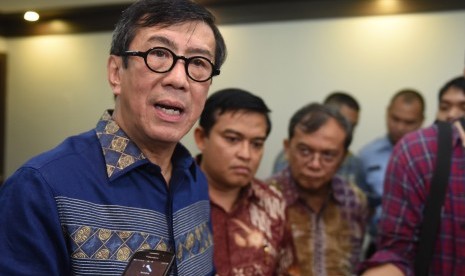 Menteri Hukum dan HAM Yasonna Laoly (kiri) didampingi Dirjen PP Widodo Eka Tjahjana (tengah) menjawab pertanyaan wartawan usai melakukan pertemuan tertutup dengan pihak Polri, Kejaksaan Agung dan Mahkamah Agung mengenai korban salah tangkap di Kemenkumham,